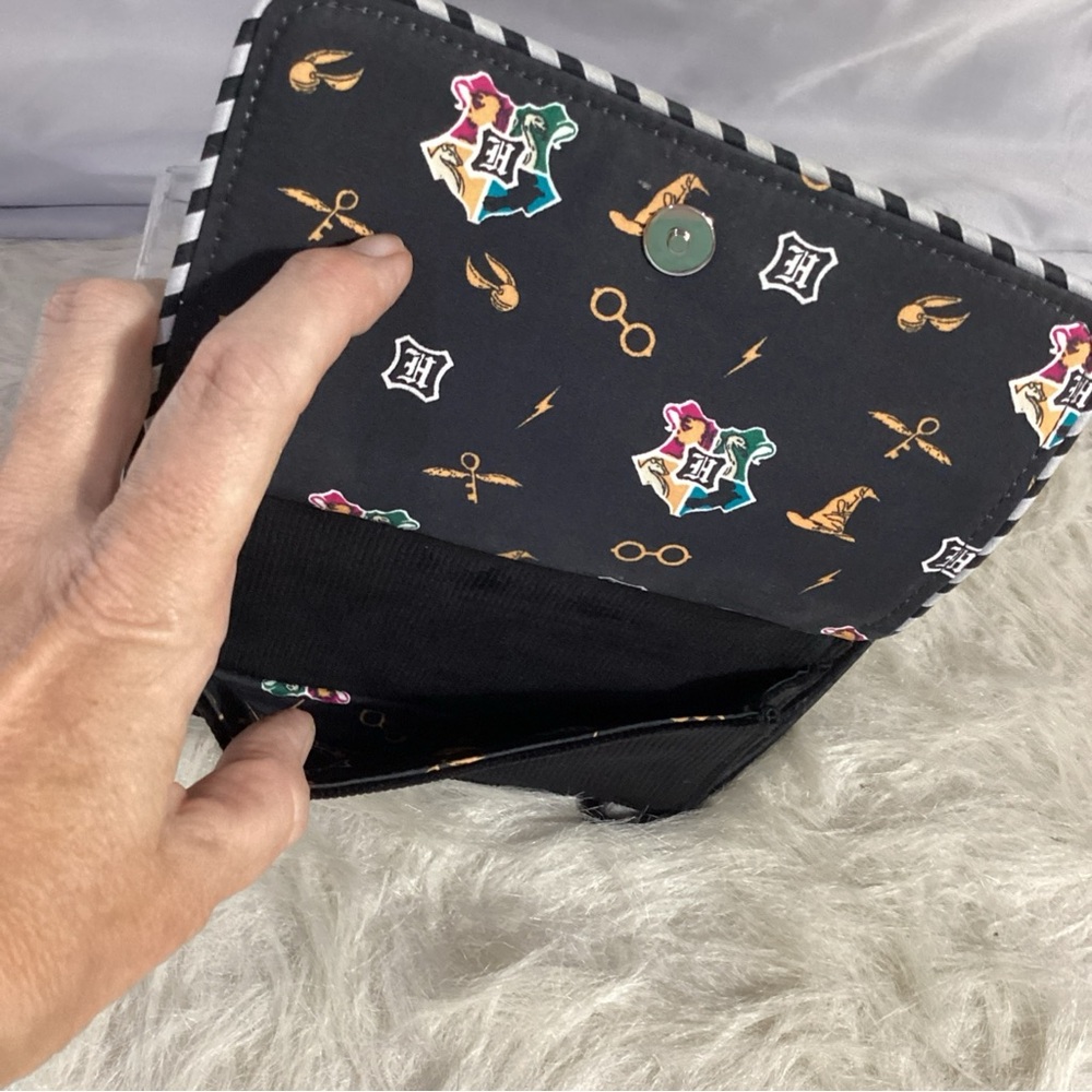 SOLD……..Vera Bradley Harry Potter RFID Black Hogwarts Zippered Travel Wristl - Picture 9 of 12